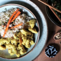 Pollo al curry e zenzero con riso basmati, tra India e Maghreb.